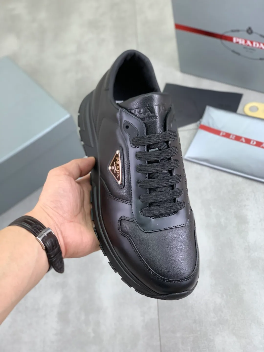 Men's shoes 💰P540 new (higher version) new PRADA (Prada) classic models are on the market at the same time, new men's shoes, 😘fabrics are selected from original imported calfskin. First layer of imported cowhide lining. The original version is awesome! 👍🏿Original open-molded non-slip PU outsole, with exquisite lines, simple and elegant, super comfortable and classy on foot, suitable for leisure travel. Code number: 38-45 (46 customized) 4️⃣ colors available